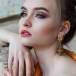 Come abbinare il make-up al colore dell’abito: i consigli per non sbagliare