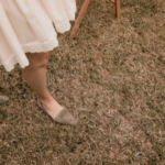 Slingback state of mind: il ritorno del tallone scoperto (e come indossarlo con stile)