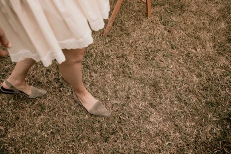 Slingback state of mind: il ritorno del tallone scoperto (e come indossarlo con stile)